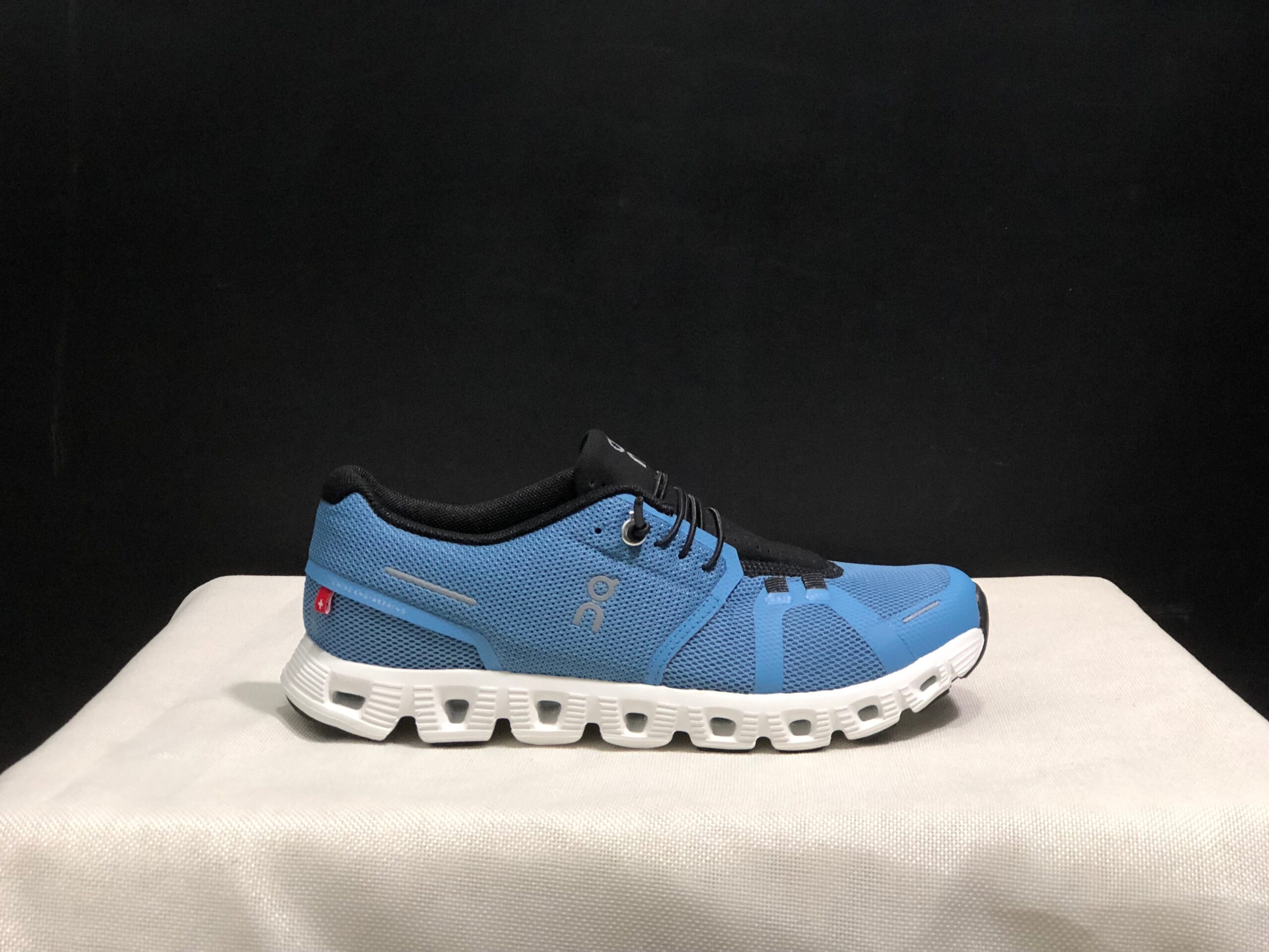 On Running shoes inspired Cloud