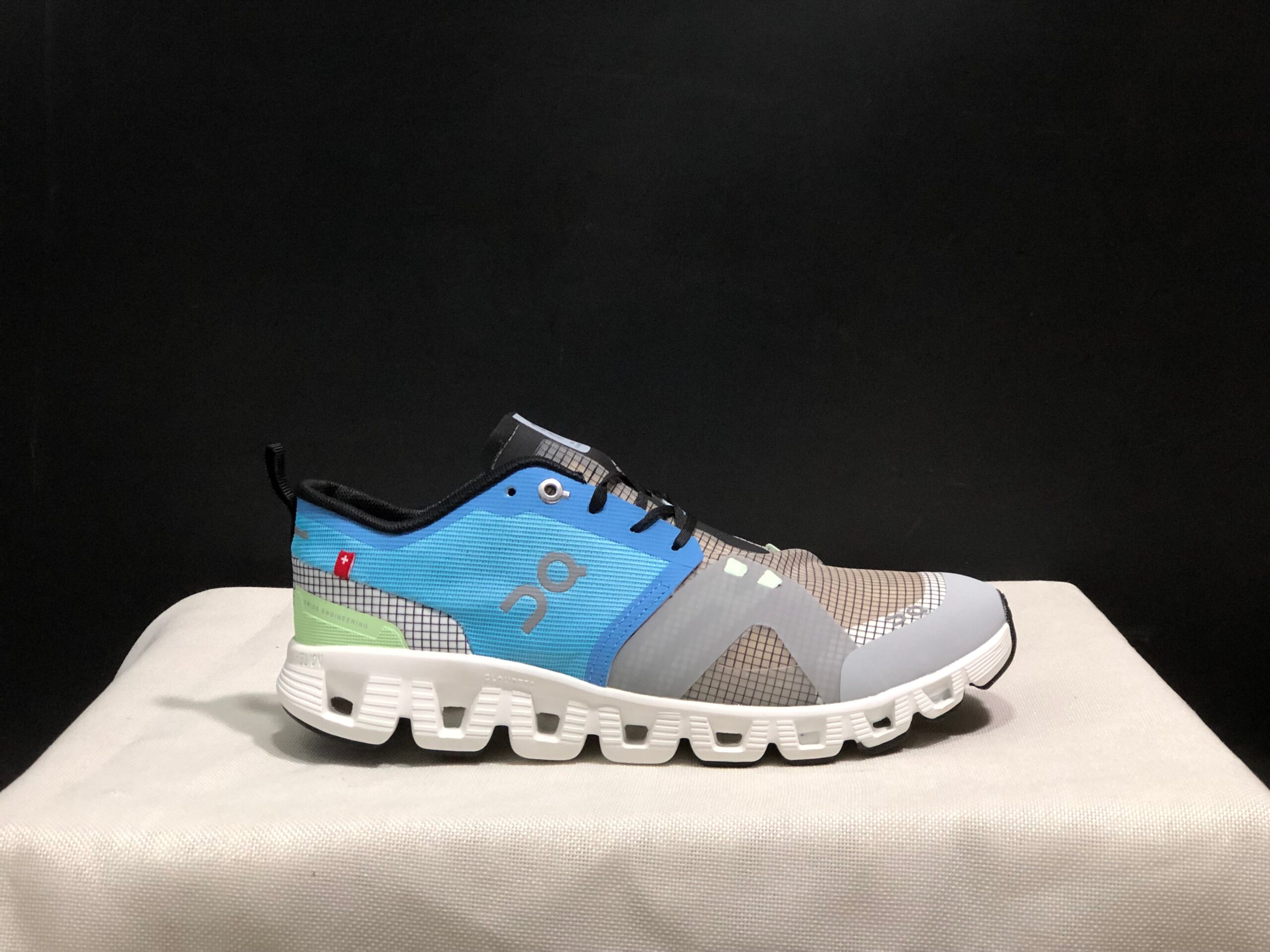 On Running shoes inspired Cloud