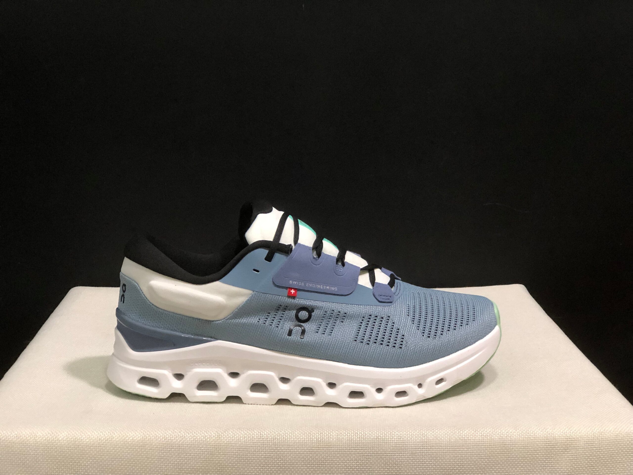 On Running shoes inspired Cloudstratus 3