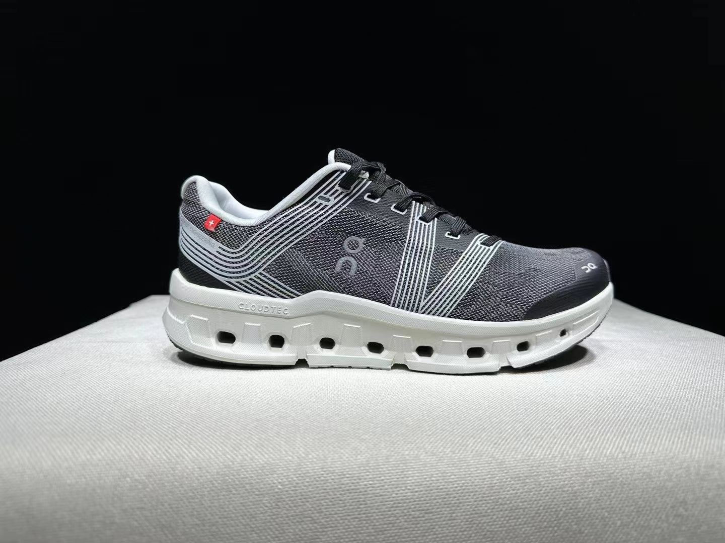 On Running shoes inspired Cloudgo