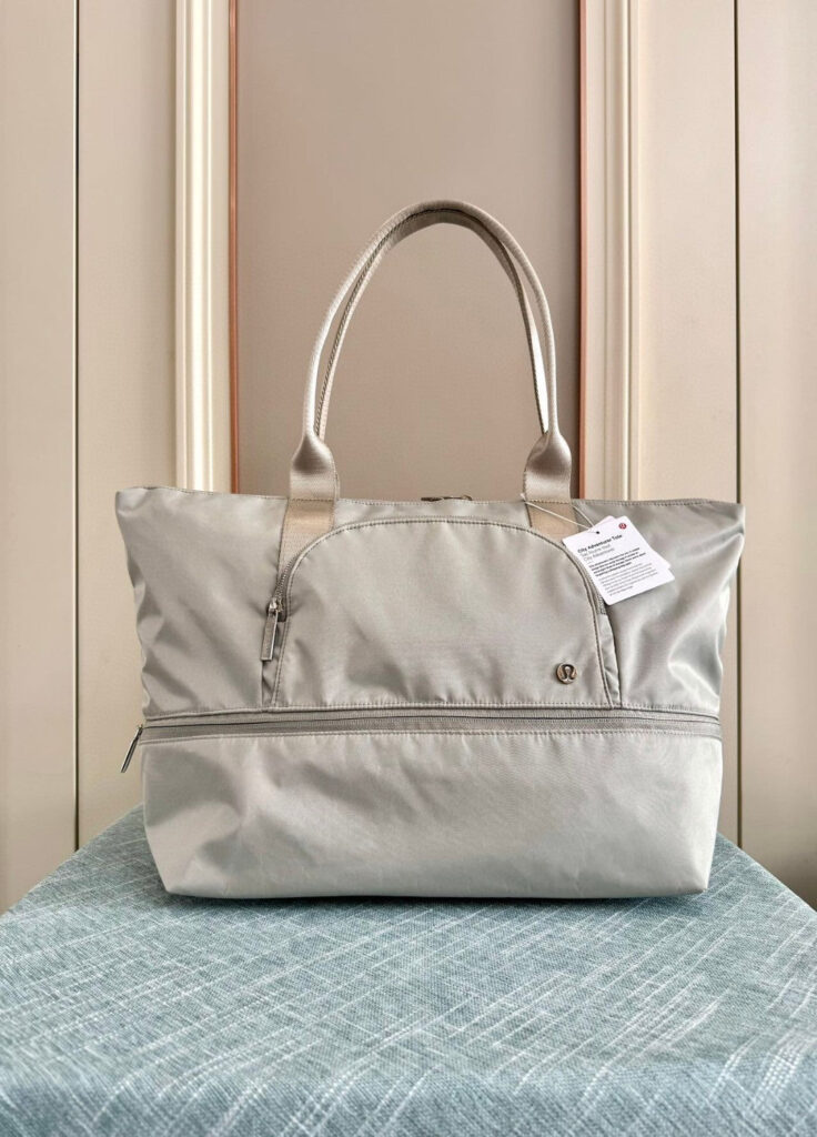 Lululemon City Adventurer size 52x18x32cm 19L to 27L