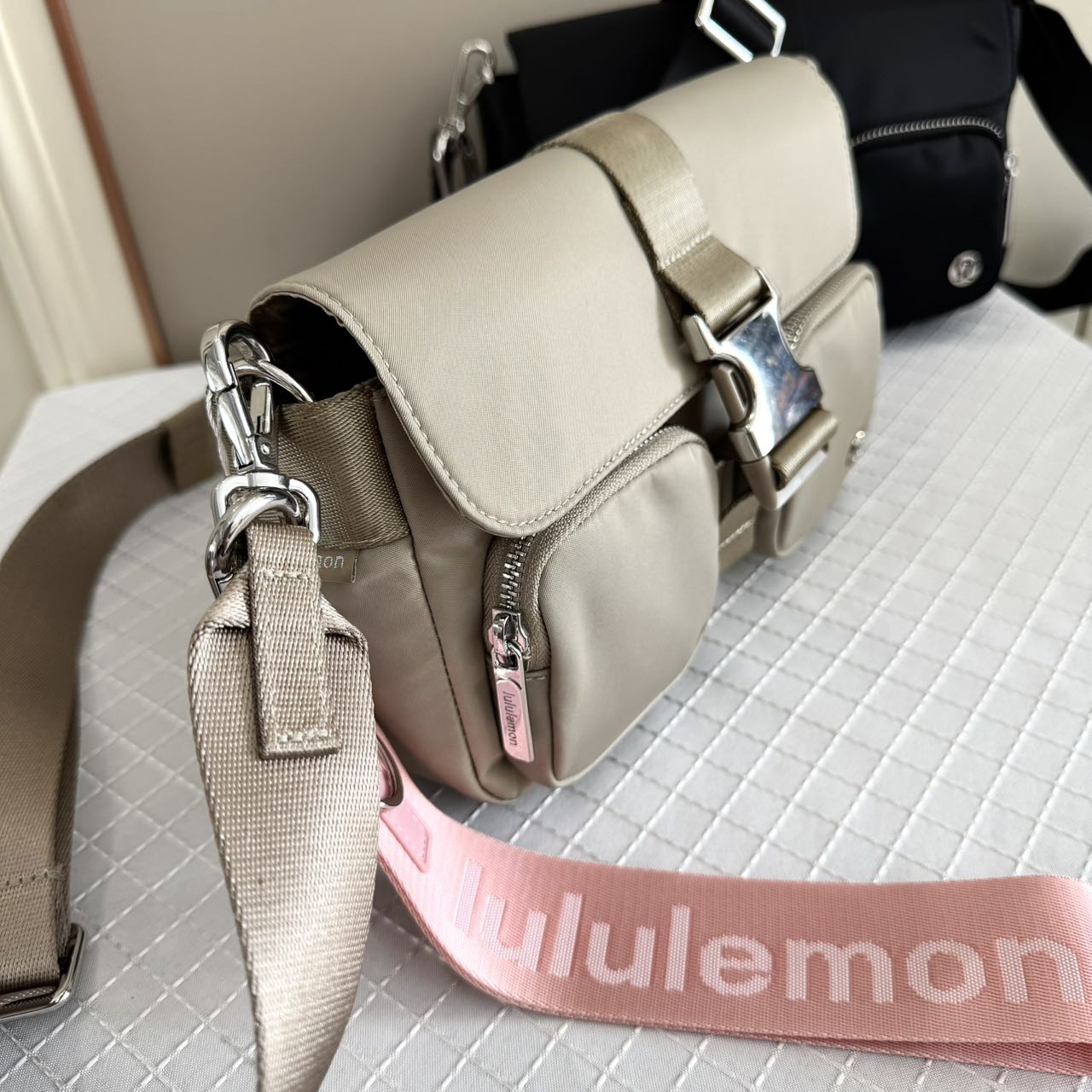 Lululemon Wunderlust corss body bag 3L 23.5x5.5x14.5cm